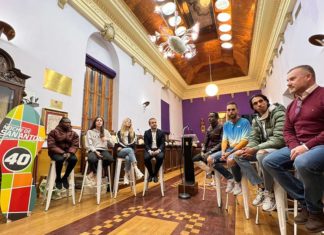 Los atletas de élite de la San Antón con el alcalde