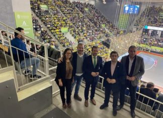 Francisco Reyes felicita al Jaén Paraíso Interior FS tras alzarse con su tercera Copa de España