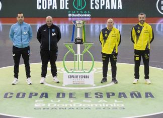 Los entrenadores y los capitanes de Movistar Inter y de Jaén Paraíso Interior posan con la Copa de España antes de la final