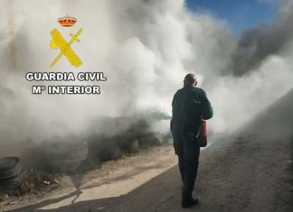 La Guardia Civil sofoca un incendio de neumáticos en su fase de propagación
