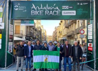 Salida de la segunda etapa de la Andalucía Bike Race