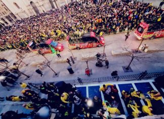 El Jaén Paraíso Interior Fútbol Sala arropado por la Marea Amarilla en la Plaza de Santa María