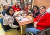 Crear un gran mosaico de tela con pequeñas piezas para poner de relevancia el papel de las mujeres