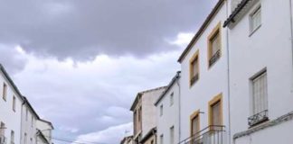 Muere un trabajador este sábado al precipitarse desde una terraza en Villacarrillo