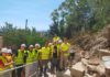 Alumnos del Grado Medio de Construcción del IES Fuente de la Peña que realizan prácticas en el entorno del Mirador del Tambor