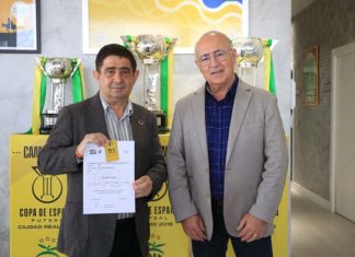 Francisco Reyes recoge el carnet de abonado del Jaén Paraíso Interior