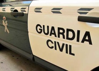 La Guardia Civil ha detenido en Arjona a los presuntos autores de dos delitos de dobo en el instituto