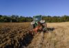 Un varón de 31 años fallece al caerse de un tractor en una finca en Villamartín
