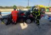 Los Bomberos rescatan a tres personas atrapadas en un accidente en Cañete la Real