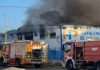 Ocho parques de Bomberos trabajan en la extinción de un incendio de una nave de pinturas en La Rinconada