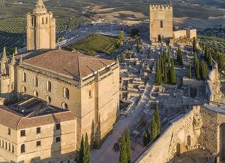 Evacuado a Granada un menor tras caer en la iglesia de la Fortaleza de La Mota en Alcalá la Real
