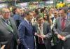 El presidente de Diputación saluda al presidente de la Junta durante la inauguración del pabellón de Andalucía en Fitur 2024