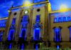 Fachada del Ayuntamiento iluminada de color azul por el Día Mundial del Autismo