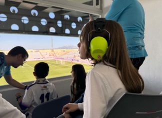 15 niños y niñas con trastorno del espectro autista disfrutan del partido Real Jaén- Torre del Mar gracias a un kit de autismo