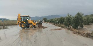 Labores de limpieza por el estado de la carretera debido a las lluvias