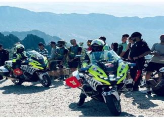 La Guardia Civil de la Vuelta Ciclista a España 2024 auxilia a dos personas con problemas médicos en la meta en Cazorla