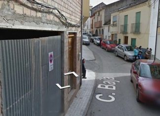 Evacuan a medio centenar de vecinos por el incendio de un coche en un garaje de Alcaudete