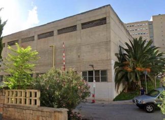Dos hombres afectados por humo al incendiarse una lavadora en una vivienda de Martos