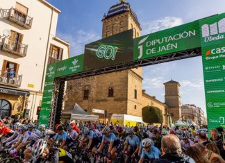 Las promesas del ciclismo femenino experimentan la dureza de los caminos de olivos en la provincia de Jaén