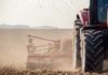Muere un anciano al caer el tractor que conducía por un barranco en la ciudad cordobesa de La Rambla
