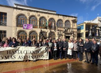 Concentración en Martos de repulsa del asesinato machista de la localidad
