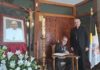 El presidente de la Agrupación de Cofradías firma en el Libro de Condolencias del Papa Francisco