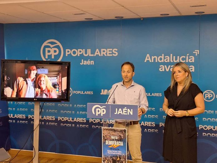 PP Erik Domínguez y Elena González rp concentración Mafia o Democracia (1)
