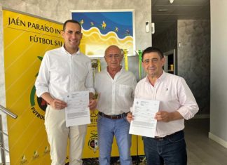 Paco Reyes renueva su abono del Jaén Paraíso Interior Fútbol Sala para la temporada 2025/2026
