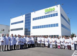 JM. Moreno visita la fábrica de Valeo en Martos, referencia mundial para la industria de la automoción y electrificación