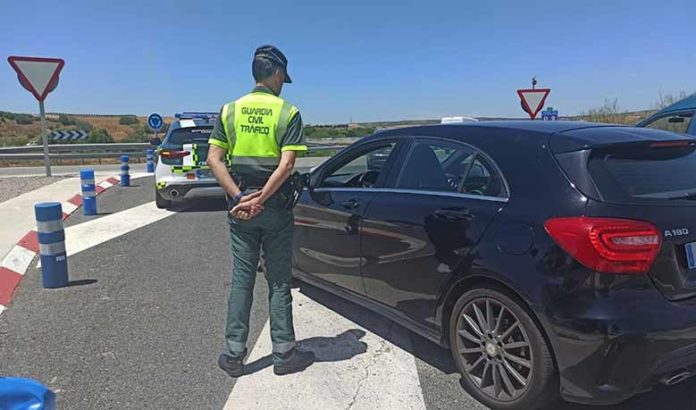 Jaén.- Sucesos.- La Guardia Civil sofoca el incendio de un camión con productos inflamables a su paso por Despeñaperros