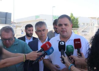 Víctor Torres califica de «broma» el anuncio sobre la autovía del Olivar