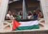 El PSOE coloca la bandera Palestina en la fachada de la sede provincial