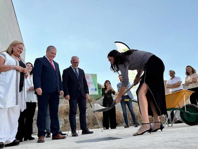 Loles López en la colocación de la primera piedra de la residencia de Villadompardo