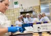 El delegado del Gobierno visita en Arjona ‘Productos Campos’, dedicada a la elaboración 100% artesanal de dulces navideños