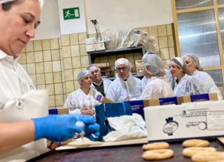 El delegado del Gobierno visita en Arjona ‘Productos Campos’, dedicada a la elaboración 100% artesanal de dulces navideños
