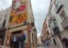 La calle Lizaderas de San Ildefonso se viste con el mural de Marta Lapeña, primero del “Jaén se pinta”, iniciativa de la galería de Arte Azur,