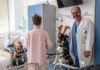 Los perros Rufino y Garbanzo, disfrazados de reno, visitan a los más pequeños del Hospital de Jaén