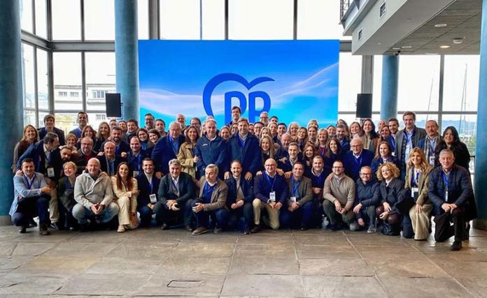 LA CORUÑA PP Foto de familia de diputados y senadores andaluces durante la Interparlamentaria con Erik Domínguez en el centro