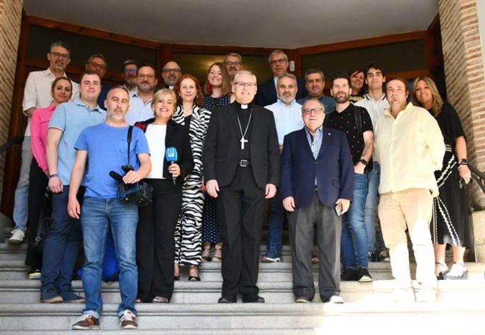 Obispo y el parrond e losmperiodistas
