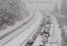 La intensa nevada obliga a cortar de la Autovía A-92 en el Puerto de la Mora