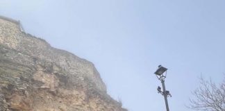 El PP pide una intervención de emergencia en Iznatoraf para evitar una desgracia en la JV-6003 y en la muralla de su ermita patronal