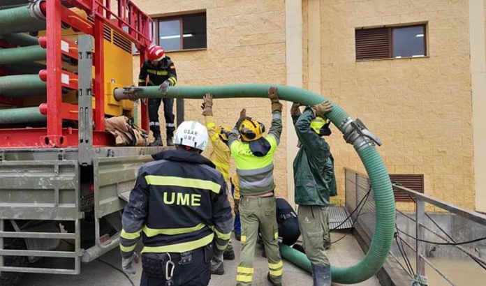 TEMPORAL Efectivos de EMA Infoca y UME en Lora del Río