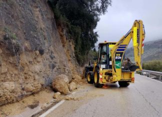 Desprendimiento de rocas en la carretera de Valdepeñas de Jaén