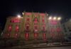 Iluminación fachada Ayuntamiento rojo carmesí Casa Real visita Reyes de España el próximo martes