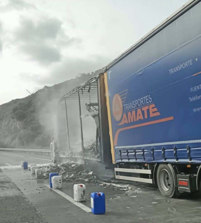 Incedio de un camion en la autovia A44 a