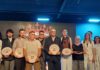 El subdelegado del Gobierno recibe la Cereza de Oro de Castillo de Locubín
