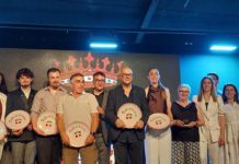 El subdelegado del Gobierno recibe la Cereza de Oro de Castillo de Locubín