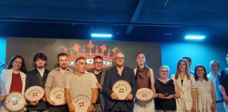 El subdelegado del Gobierno recibe la Cereza de Oro de Castillo de Locubín