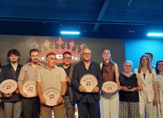 El subdelegado del Gobierno recibe la Cereza de Oro de Castillo de Locubín