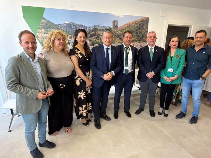 CAZORLA PP Sanz y Domínguez junto a miembros del PP de Cazorla durante la inauguración del SUAP